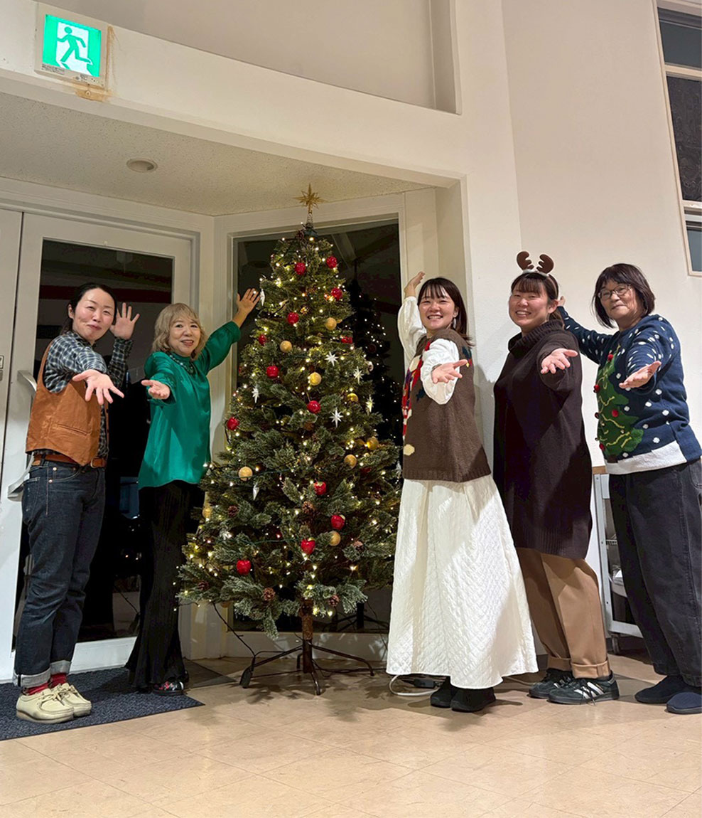 クリスマス会で集合する参加者