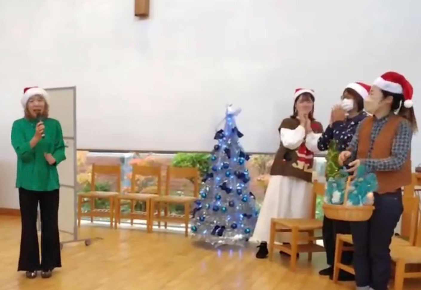 クリスマス会で音楽を楽しむ参加者