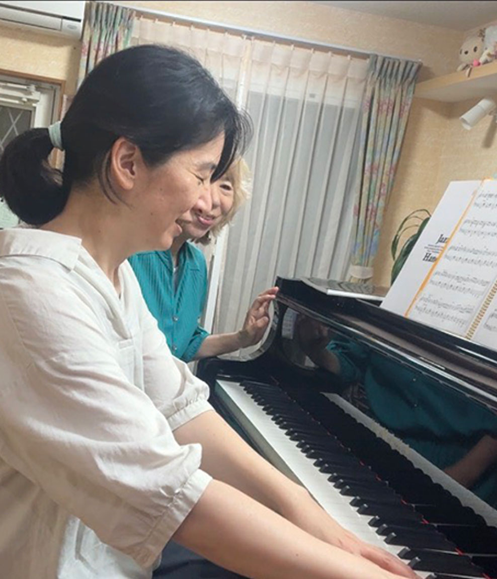 ピアノレッスンに取り組む生徒