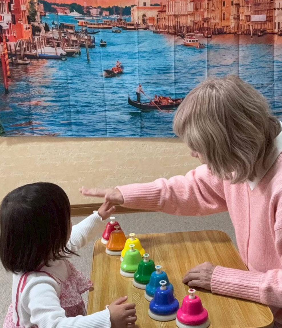 先生と一緒にリズム遊びをする子ども