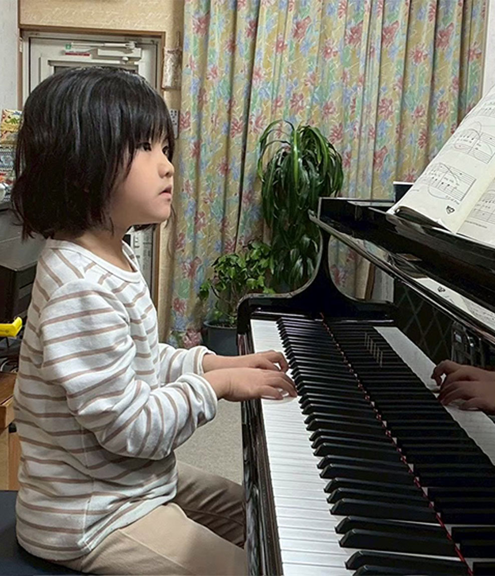 ピアノを演奏する生徒