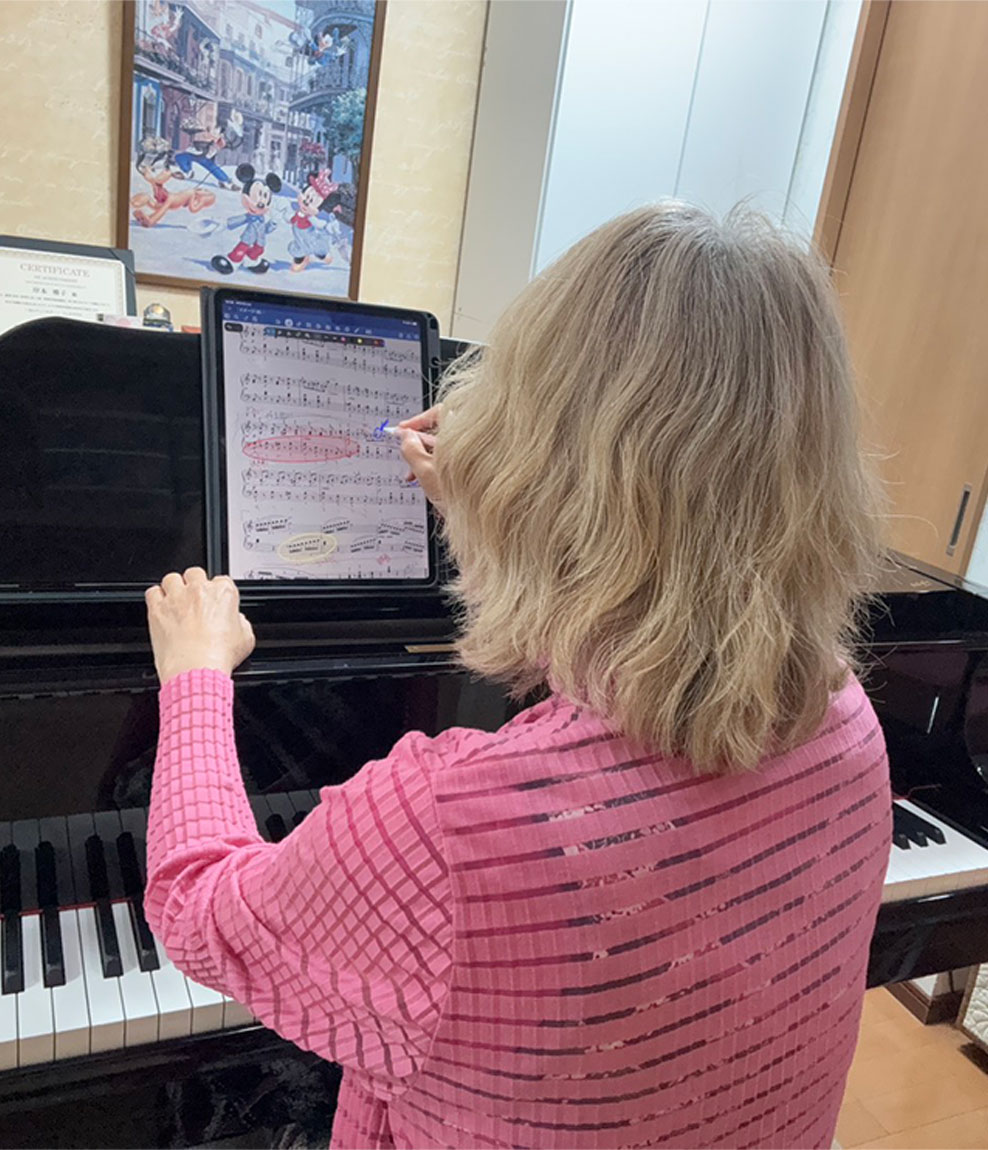 楽譜を見ながらピアノを学ぶレッスン風景