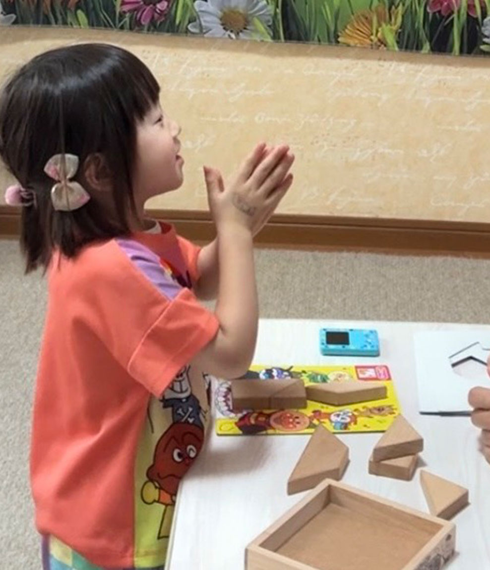 カード教材で楽しく学ぶ子ども