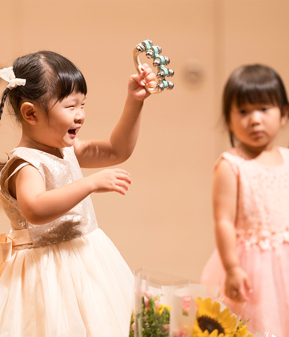 発表会でベルを持って演奏する子どもたち