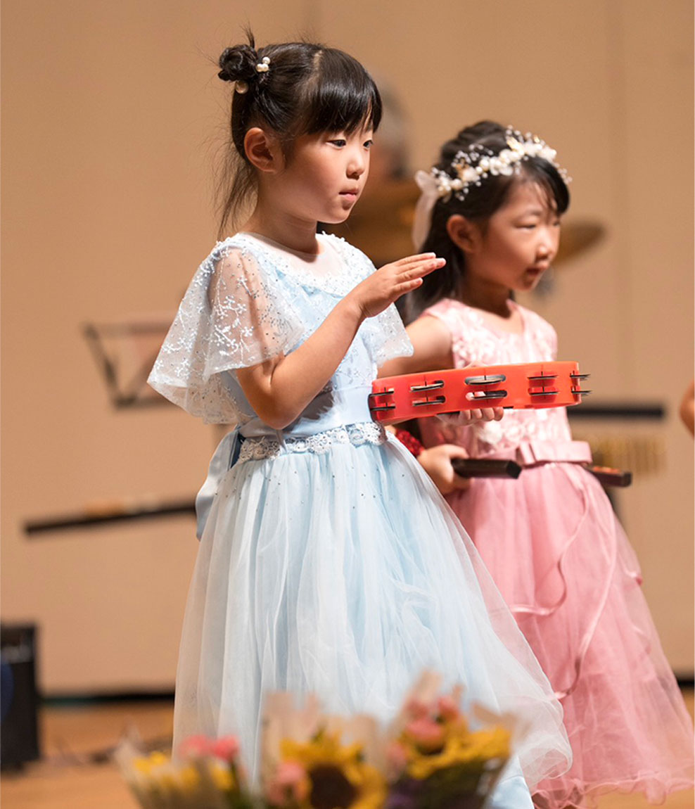 発表会で演奏する子どもたち