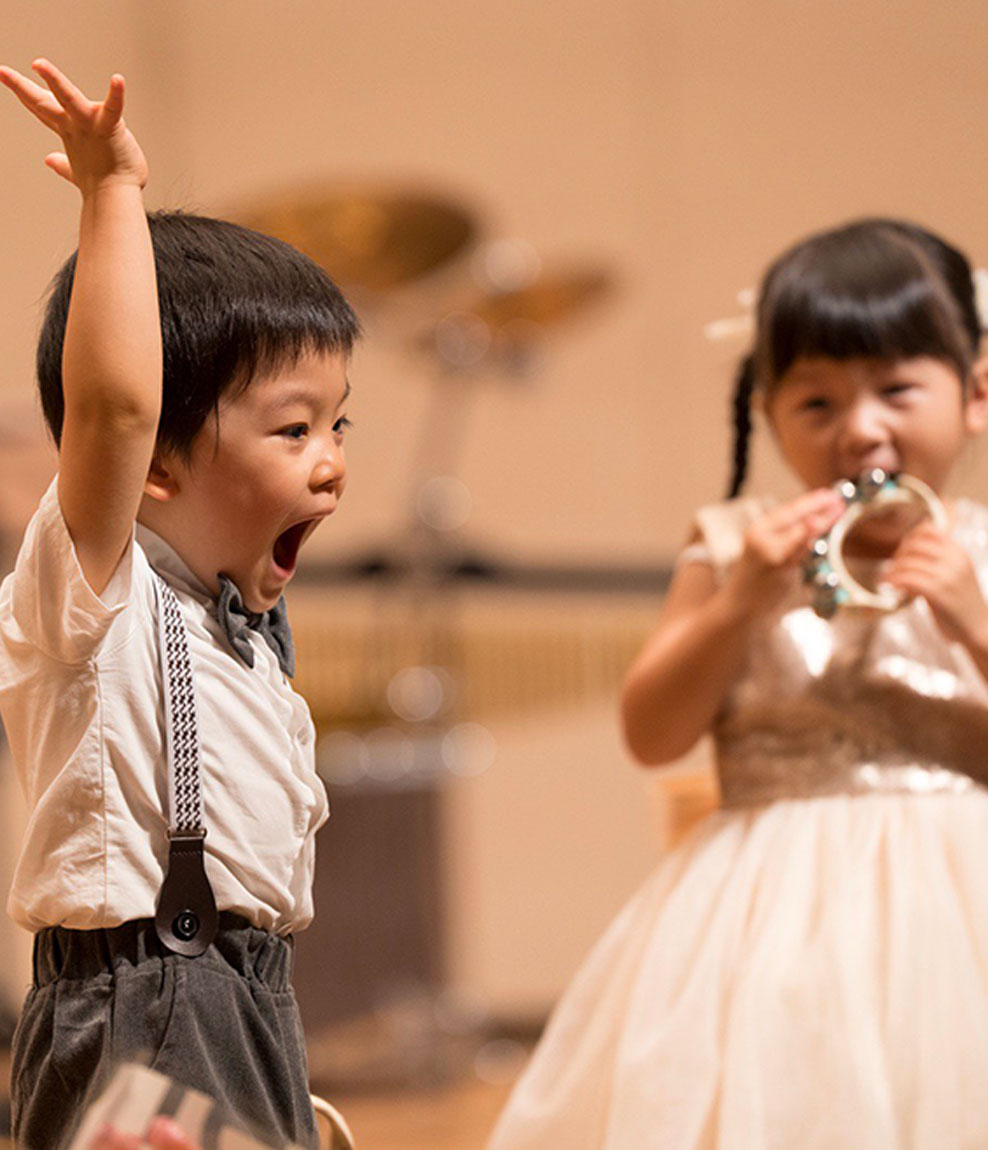 舞台で手を上げて表現する子どもたち