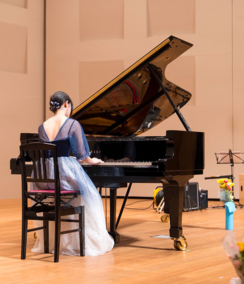 発表会でグランドピアノを演奏する生徒