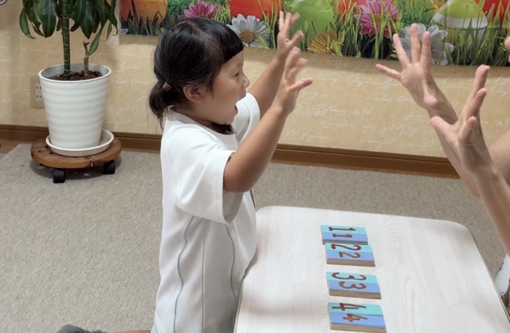 ピアノを演奏する幼児
